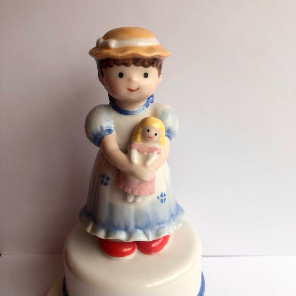 music box girl with doll figure vintage - Picture 3 of 5